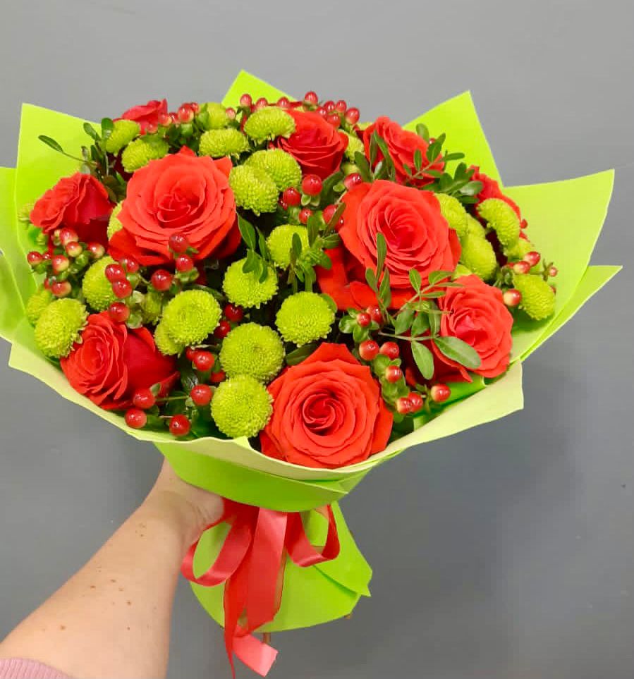 Букет цветов из: Хризантемы и Розы в Поселок пансионат Клязьминское водохранилище