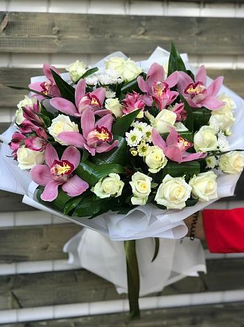 Букет цветов из: Розы и Хризантемы в Поселок пансионат Клязьминское водохранилище