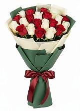 Букет Микс из красных и белых роз в Поселок пансионат Клязьминское водохранилище