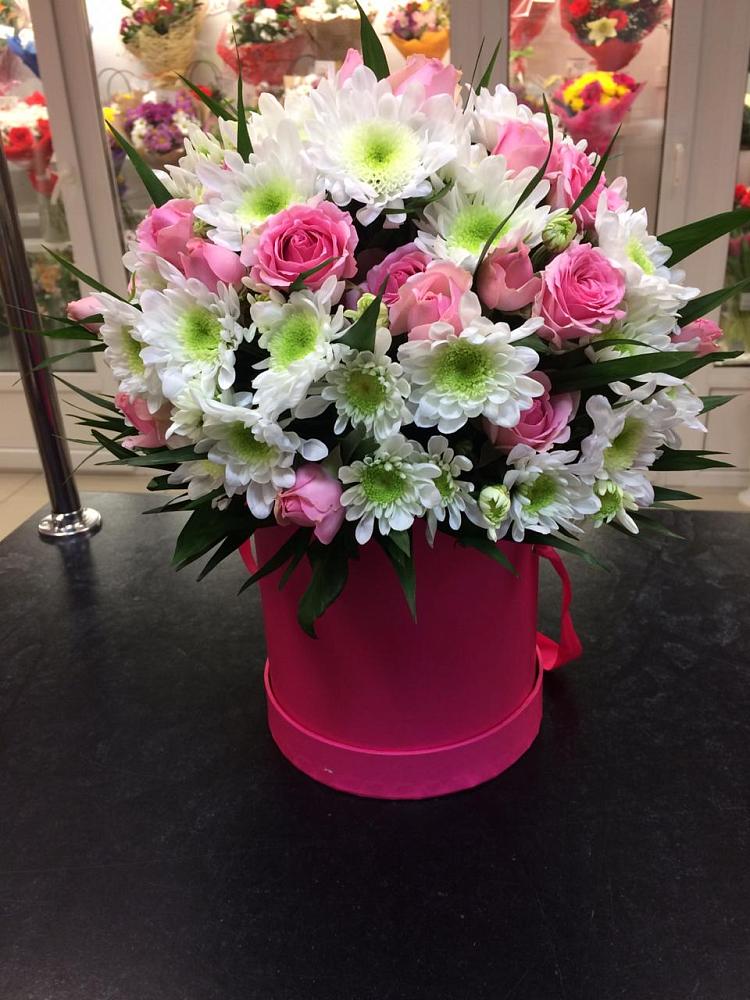 Цветочная композиция из Розы и Хризантемы в шляпной коробке в Поселок пансионат Клязьминское водохранилище